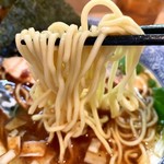 東京ラーメン 射心 - 麺は普通の太さ。ちょうどいい