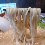 屋台らーめん まるほ - 麺持ち上げ