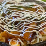 お好み焼きもみじ - マヨネーズ、ソースたっぷり