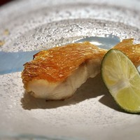 赤坂 渡なべ - ◆金目鯛の鱗焼き ・S様が甘鯛では無く金目鯛で鱗焼きを、、と特別にオーダーして下さったそうです。 金目鯛の鱗焼きは始めて口にしましたけれど、甘鯛のように鱗を立てるのではなく上品な食感がいいですね。 金目自体も美味しいこと。