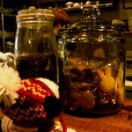 うさぎとぼく - 今日はカウンター席に。カウンターには珈琲豆やうさぎさんクッキーが置いてあるよ。