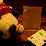 うさぎとぼく - わ～い！ありがとう。かわいい袋に入ってるね。