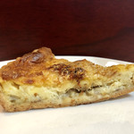 113372339 - 
                      じっくり炒めた甘い玉ねぎと無添加ベーコンのキッシュ
                      自家製パン粉がカリッと。