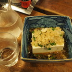 Oumi - 日本酒徳利とグラス、お通しのたぬき豆腐。
