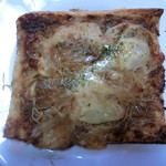 113374194 - あめ色玉葱のフォカッチ(上から見たところ)