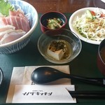 イノザキッチン - お刺身三種丼 お味噌汁、サラダ、小鉢、お新香、ドリンク付き  今回、私がこちらでした(笑)