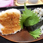 おむすび権米衛 - 「からし味噌(120円）」「しそちりめん(180円）」