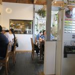 ブラウンオニオンカレーファクトリー - 待合椅子からの様子。