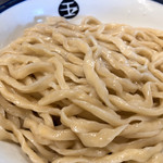 つけめん 玉 - つけ麺アップ。麺は平打ちの縮れ太麺