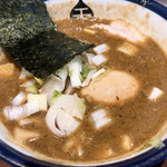 つけめん 玉 - つけ汁にカレーパウダー的なモノを投入する過程で汚れるのでしょうが…もう少し器を吹くとか綺麗に配膳する配慮は欲しいところ。