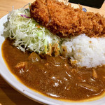 とんかつ檍のカレー屋 いっぺこっぺ - ロースカツカレー（1,200円）
            大盛り（100円）
            丸皿にご飯、カレー、キャベツ千切り、そしてとんかつが盛られています。