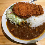 とんかつ檍のカレー屋 いっぺこっぺ - カラッと揚がった衣の色目も美しい。ご飯の上に乗っています。