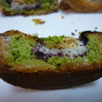 フランス焼菓子 シャンドゥリエ - ダークチェリーとカシスのタルト（断面）