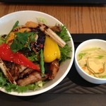 シェフズ・ブイ 横浜ランドマークタワー店 - 彩り野菜と自家製塩漬け豚網焼き丼とセットのスープ