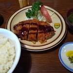 山彦 - とんかつ定食　980円　お肉がかなり厚いです。