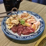 焼肉 手打ちそば 栄養亭 - スタミナセット880円のお肉   牛ハラミ、豚カルビ、ホルモン、とり