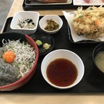 大洗町漁協　かあちゃんの店 - 二色丼定食にかき揚げを追加