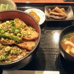 Ichinokura - 豚肉と鶏肉にダブル丼1000円