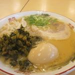 Hakata Kinryuu - 高菜をトッピングして高菜味玉ラーメンの出来上がりです。
                        