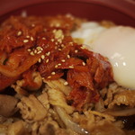 すき家 - キムチ豚生姜焼き丼＋おんたま
