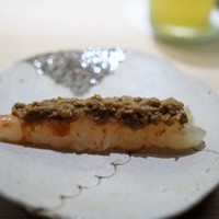 鮨 なんば 日比谷 - 増毛の牡丹海老　その殻とミソを乗せて