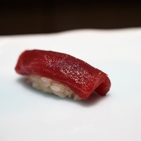 鮨 なんば 日比谷 - マグロのヅケ