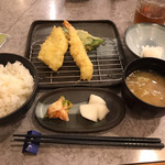 天ぷら倶楽部 - 日替わり定食（天ぷら6品）ごはん 味噌汁 おかわりOKお漬物は キムチと大根天ぷら第一便は ピーマン白身魚 えび