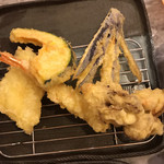 天ぷら倶楽部 - 日替わり定食（6品）の天ぷら。第一便のピーマン食べ終わると 第2便が。第一便の白身魚 えび。第二便のかぼちゃ ナス まいたけ（いとより鯛をまいたけに変更）