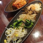 肉料理 大森 - 白菜キムチ、ナムル盛り合わせ