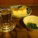 源氏 - ２杯目 新政の熱燗と菜の花の辛子醤油和えと湯豆腐