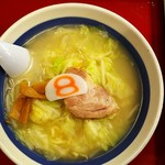 ８番らーめん - 真上から見た野菜ラーメン 塩。8番ナルトが特徴。