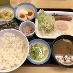 松屋 - 今朝はソーセージエッグ定食400円に選べる小鉢は納豆を。プラス100円で味玉マヨネーズも。