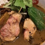 スープカリー スアゲ プラス - パリパリ知床鶏と野菜カレー 中辛(すあげスープ)アップ