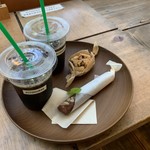 KITOKURAS cafe - アイスコーヒーと、右上:ざくざくトルテ、右下:ココアの小枝