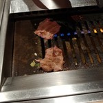 焼肉・韓国料理 ソウル家 - 焼いてもらいます
