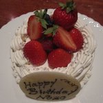 横浜うかい亭 - バースデーケーキは中も苺がたっぷりでした。