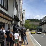 中央食堂・さんぼう - 並んでます。中にもお客さんが待ってます