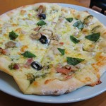 Bakka naare - パンチェッタのミックスピザ（バジルソース）