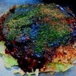 おかめお好み焼き - ホームランソースを塗って削り粉とあおさをかけて完成