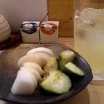 鳥しき - お通しのお新香とジャバラ酒ソーダ割り