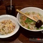 上海華龍 - 【2019.8.13(火)】本日の日替わり①(塩もやしラーメン＋五目チャーハン)780円