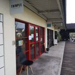 カドリー カフェ - 外観（赤い木の窓枠が目印）