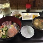 駅前酒場 - 500円のランチ！（ハイボール300円はオプションです。）