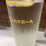 駅前酒場 - 最初に来たのは名物ハイボール300円。氷が入ってないのがサービス
