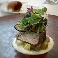 プレヴナンス - 軽く燻した鰹は燻製の香りも良く旨みを感じますし、焼き茄子と共に頂くとまた美味しい。