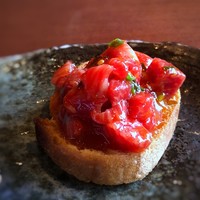蕃 YORONIKU - 肉ブルスケッタ・・生肉の旨み甘みを感じ、これ好きです。