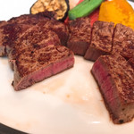 ステーキハウスみやこ - ミディアムレアとミディアムの間ぐらい？