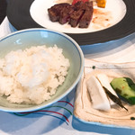 ステーキハウスみやこ - 栗東米コシヒカリ、漬け物