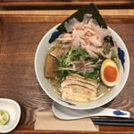 麺屋 猪一 離れ - 丹波産 炙り鶏ちゃーしゅー 鰹冷やし出汁そば(白醤油)味付け玉子入り 1,100円