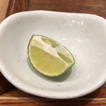 麺屋 猪一 離れ - 丹波産 炙り鶏ちゃーしゅー 鰹冷やし出汁そば(白醤油)味付け玉子入り 1,00円 (すだち1/4)